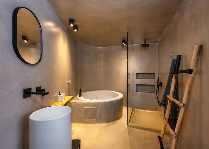 Iota Monocave By Thireon * Oia