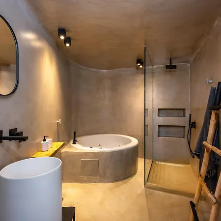 Iota Monocave By Thireon * Oia